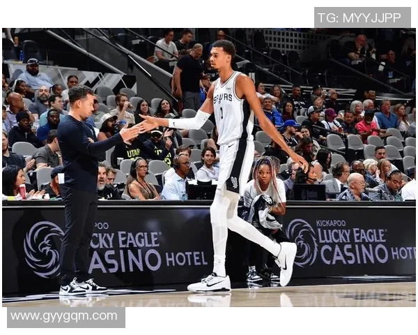 巅峰对决再现NBA总决赛马刺与热火的荣耀之战与传奇时刻回顾 巅峰对决再现NBA总决赛马刺与热火的荣耀之战与传奇时刻回顾